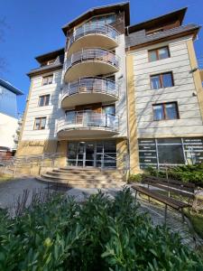 a tall building with benches in front of it at Apartamenty Nautilus in Świnoujście