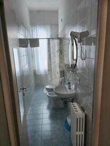 ein Badezimmer mit zwei Toiletten und einem Waschbecken in der Unterkunft Blue Hotel in Suzzara + 64 Fotos