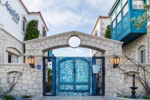 an entrance to a building with a blue door at Müptela Alaçatı in Çeşme