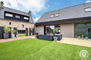 a house with a green lawn in front of it at Les maisons de l'if - le cottage in Pluméliau