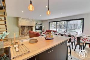 a kitchen and living room with a dining room at Les maisons de l'if - le cottage in Pluméliau