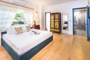 a bedroom with a bed with two dogs on it at Müptela Alaçatı in Çeşme