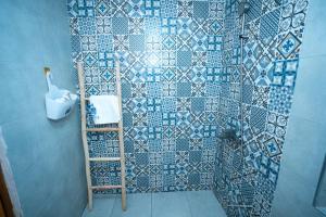 a bathroom with a blue and white tiled wall at Dar Fayrouz in Fez