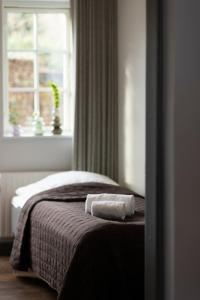 En eller flere senge i et værelse på Hotel Siemsens Gaard