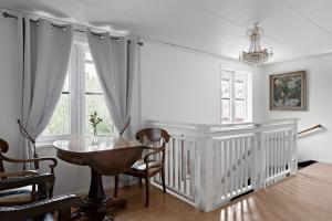 a dining room with a table and chairs and a chandelier at Charming Bed & Breakfast - Villa Högby in Löttorp