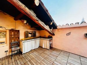 a large kitchen with a wooden floor in a house at Caractère de Beaumes in Beaumes-de-Venise