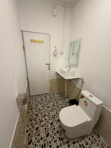 a bathroom with a toilet and a sink at Hillside Hostel & Bungalows in Kaôh Rŭng (3)