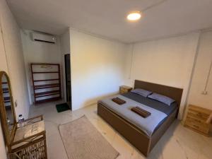 a bedroom with a large bed in a room at Hillside Hostel & Bungalows in Kaôh Rŭng (3)