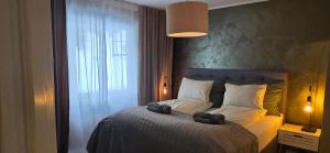 a bedroom with a large bed with a large window at Koselig og moderne leilighet, meget sentralt i Narvik med gratis parkering! in Narvik