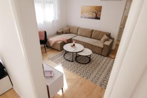 a living room with a couch and a table at Apartmani Otium in Mostar