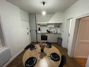 a wooden table in a room with a kitchen at T2 Hyper centre Senlis in Senlis