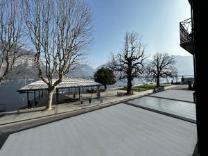 a swimming pool in a park next to the water at COMO mi CASA in Malgrate