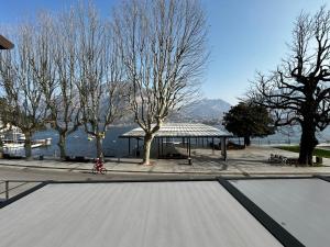 a skate park with a pavilion next to the water at COMO mi CASA in Malgrate
