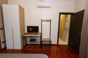 a room with a desk with a computer on it at Dimora Nicotera in Lamezia Terme