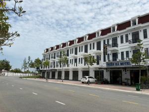 a large white building on the side of a street at THIÊN HÀ Motel in Soc Trang
