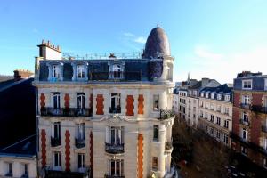 a building with a dome on the top of it at Le toit des Carmes in Rouen