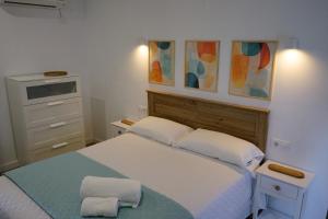 a bedroom with a bed with two towels on it at La casita verde in Cazorla