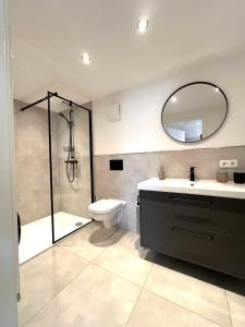 a bathroom with a sink and a toilet and a shower at An der Grüh in Großsolt