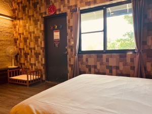 a bedroom with a bed and a window and a door at Pet Truelove in Hengchun South Gate +22 photos