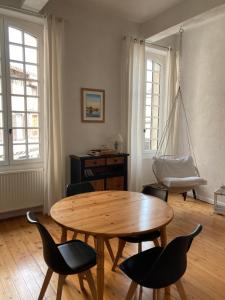 a dining room with a wooden table and chairs at Gîte de l'oiseau bleu in Lautrec
