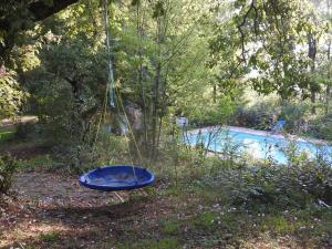 a blue bowl on the ground next to a pool at Boningal in Moissac