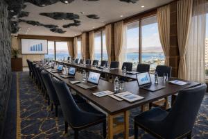 ein großer Konferenzraum mit einem langen Tisch und Stühlen in der Unterkunft Aroma Hotel in Aqaba
