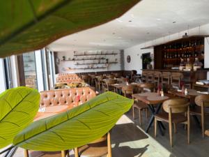a restaurant with tables and chairs in a room at JG Hotel & Restaurant Antoniergasse in Memmingen