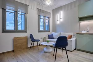 salon z kanapą, dwoma krzesłami i stołem w obiekcie Alba Domus 4 w Chios