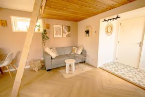 a living room with a couch and a table at Sauke Jaap in Buren