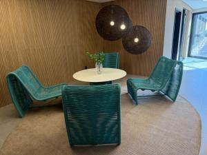 a table and chairs in a room with a table and chairs at Luxo e Conforto 2Q Bueno- Proximo Vaca Brava 2103 in Goiânia