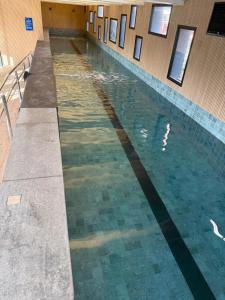 a swimming pool in a building with at Luxo e Conforto 2Q Bueno- Proximo Vaca Brava 2103 in Goiânia