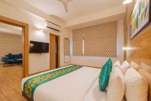 a bedroom with a large bed in a room at Treebo Ace Luxe in New Delhi