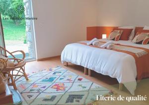 a bedroom with a large bed and a rug at Maison d'exception, 14 personnes, piscine, vue Pyrénées in Sévignacq-Meyracq