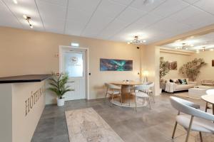 ein Zimmer mit Tisch und Stühlen und ein Wohnzimmer in der Unterkunft Hotel Boli Keflavik in Njarðvík