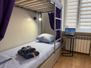 ein Schlafzimmer mit zwei Etagenbetten und einem Laptop in der Unterkunft Kust Hostel in Kiew + 82 Fotos