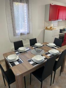 a dining room table with chairs and a kitchen at Evergreen Sokolina in Rača