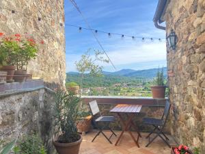 a table and chairs on a balcony with a view at Casa Rosmarino Malgrate in Filetto