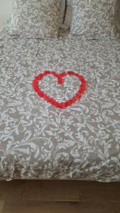 a heart made out of yarn on a bed at Le Loft in Suèvres +3 photos