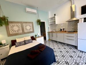 a bedroom with a large bed and a kitchen at INT Studio totalmente equipado, 15' de BCN centro 8' playa in Sant Adria de Besos