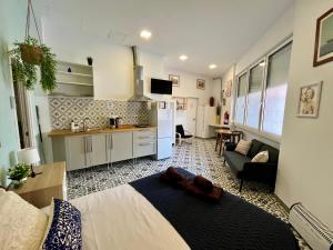 a room with a bed and a kitchen and a living room at INT Studio totalmente equipado, 15' de BCN centro 8' playa in Sant Adria de Besos