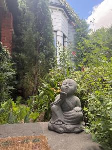 a statue of a meditatingitatingitatingitatingitatingitatingitatingitatingitatingitatingitating at The Residence - Spacious 4-Bed Tenterfield Home in Tenterfield