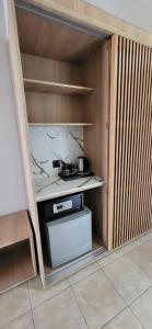 a small kitchen with a stove in a closet at Thinalos Hotel in (( Saoúli ))