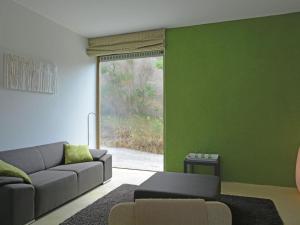 uma sala de estar com um sofá e uma parede verde em Luxury g te in a renovated farmhouse em Rieux-Minervois