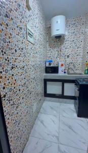 a kitchen with a counter and a sink in a room at D2H résidence in Abidjan
