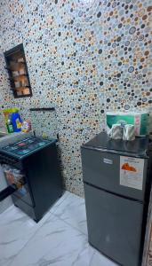a kitchen with a stove and a wall at D2H résidence in Abidjan