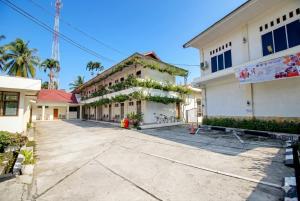 ein leerer Parkplatz vor einem Gebäude in der Unterkunft Hotel Caredek in Solok