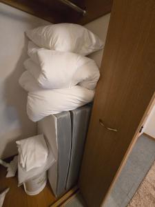 a pile of white pillows in a room at Karawaru Stay 浦安 B303 Disney 9min in Tokyo
