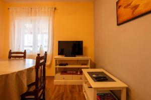 a room with a table and a tv and a table sidx sidx sidx at Apartment Marta in Ražanac