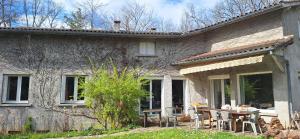 a house with a table and chairs in front of it at Boningal in Moissac