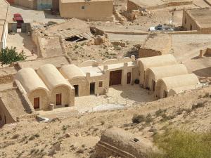 a group of buildings with domes in the desert at Dar Zmen Toujane in Tūjān